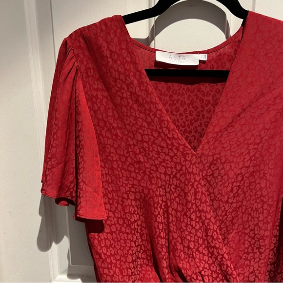 Astr The Label Red Wrap Animal Print Flutter Sleeve Blouse - Picture 2 of 4